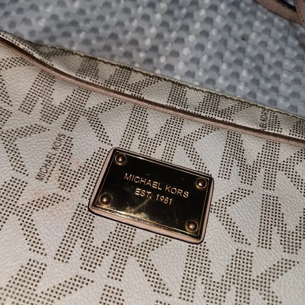 MICHAEL KORS GUC LORA CROSSBODY BAG WITH TASSEL - Picture 2 of 8